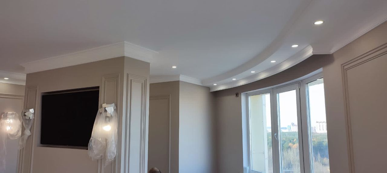 Двухуровневый криволинейный натяжной потолок