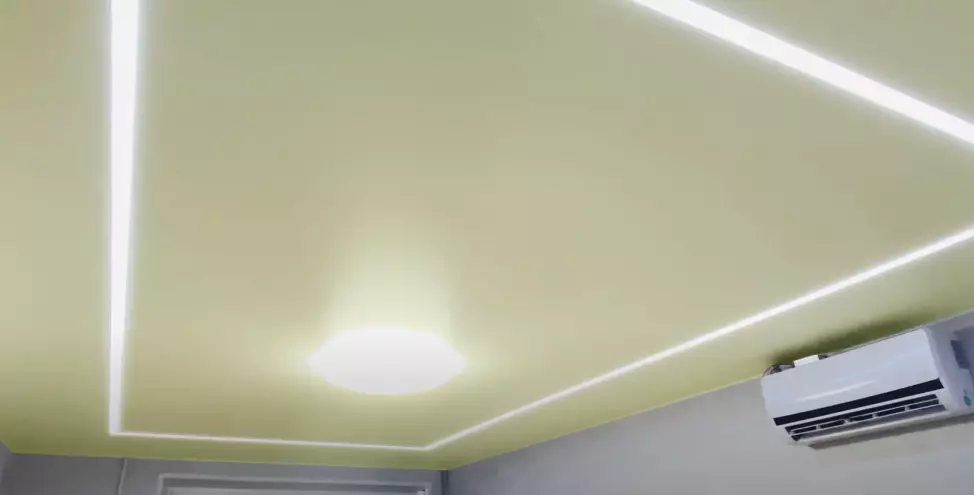 Бежевый натяжной потолок со световыми линиями