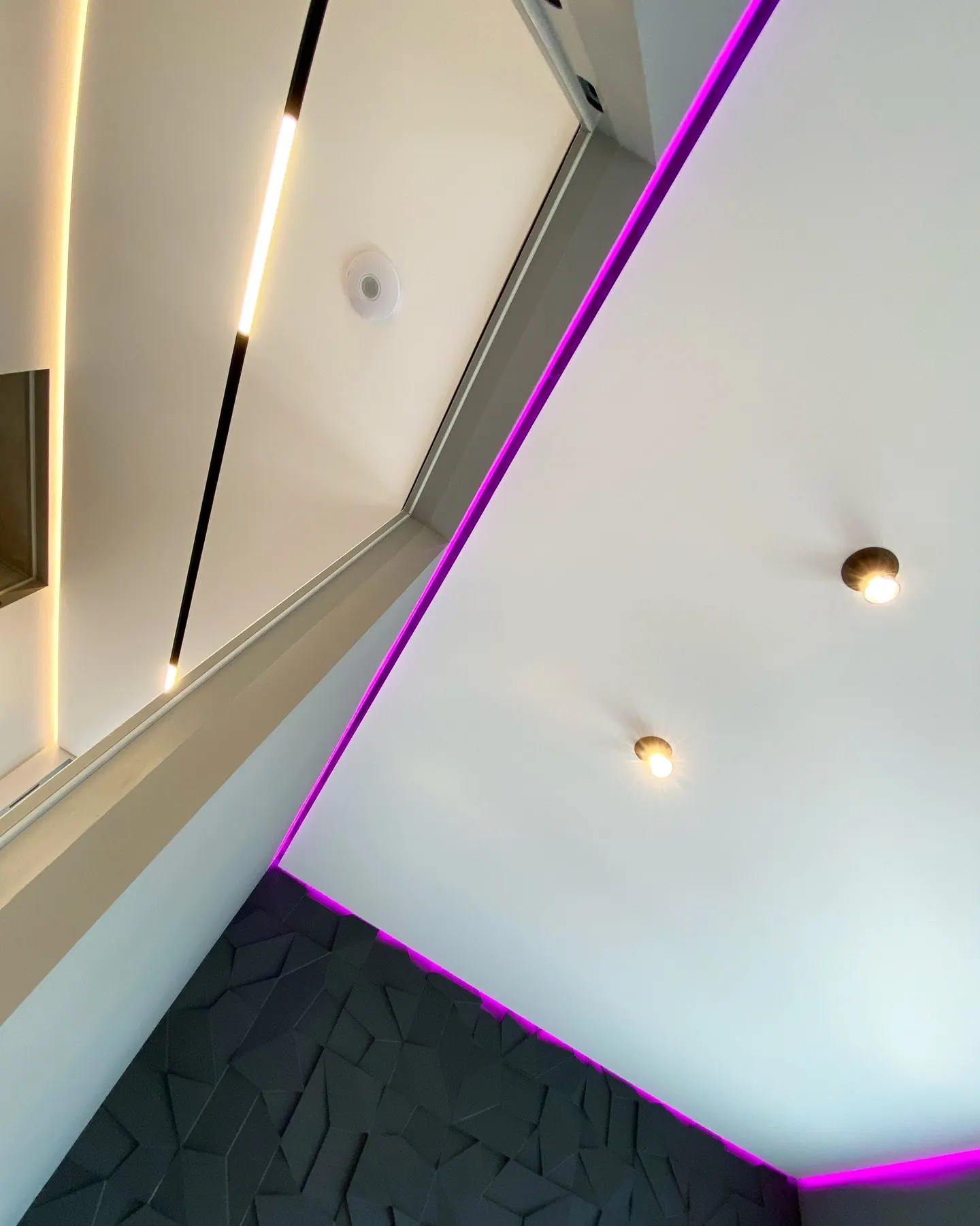 С контурной подсветкой
